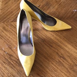 Yellow pumps